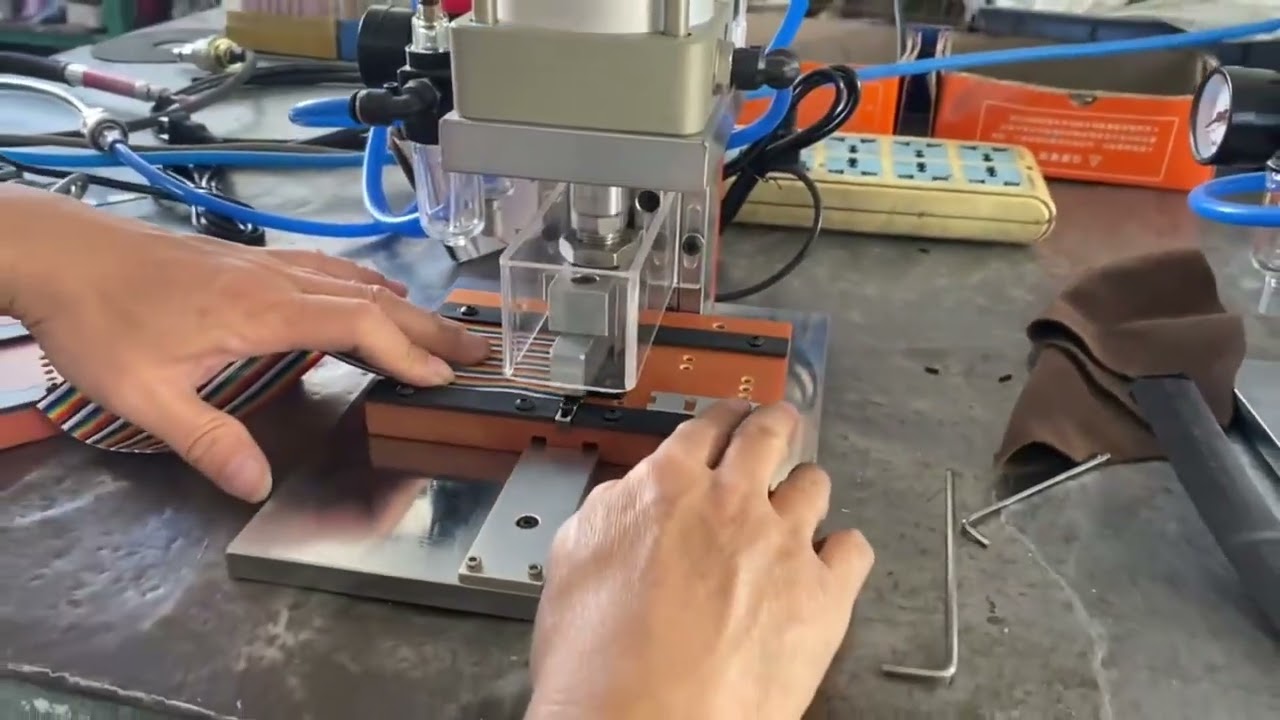 Semi-automatische persmachine in werking – Echte opname video