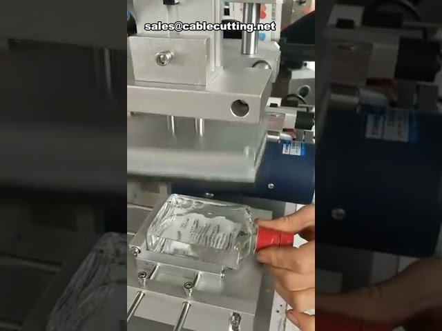 Zelfklevende etiketmachine voor vierkante flessen en blikjes | Bekijk de machine in actie