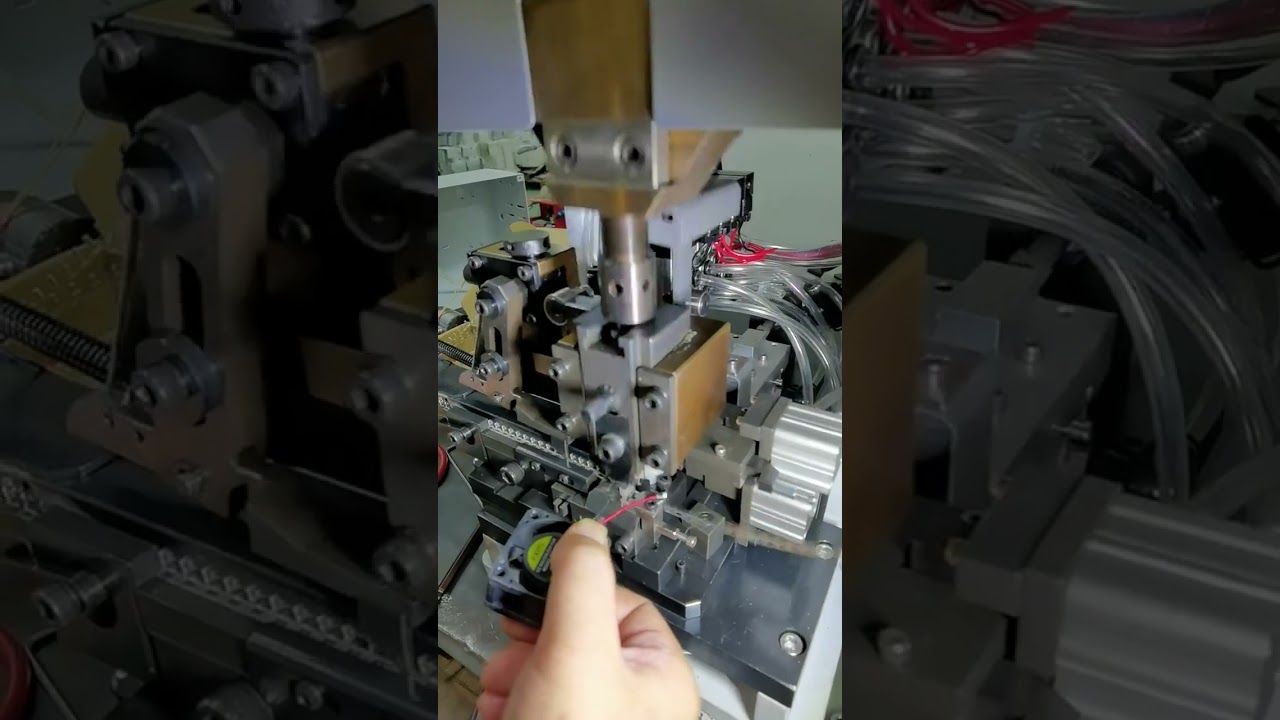 Horizontale continue strip terminalmachine in actie | #kabelstripmachine #fabrieksgereedschap #productie