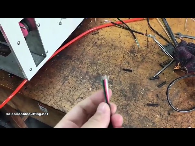 Automatische snij- en stripmachine voor meeraderige mantelkabels