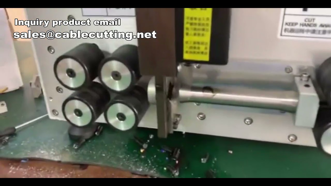 Omhulde draadstripper, kabelboomstripmachine en computergestuurde draadsnijmachine