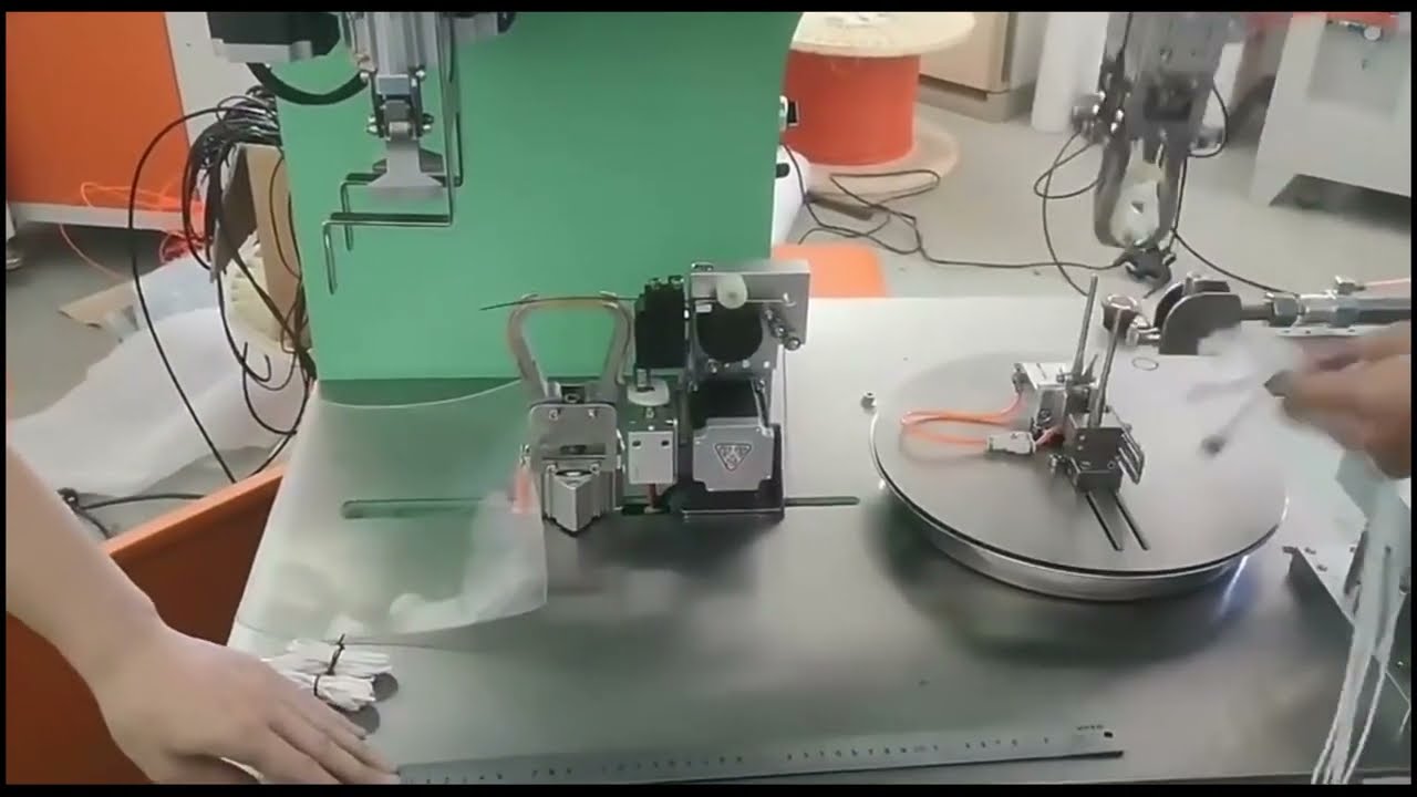 Automatische draad- en slangopwinder met tapebinding en etiketteermachine