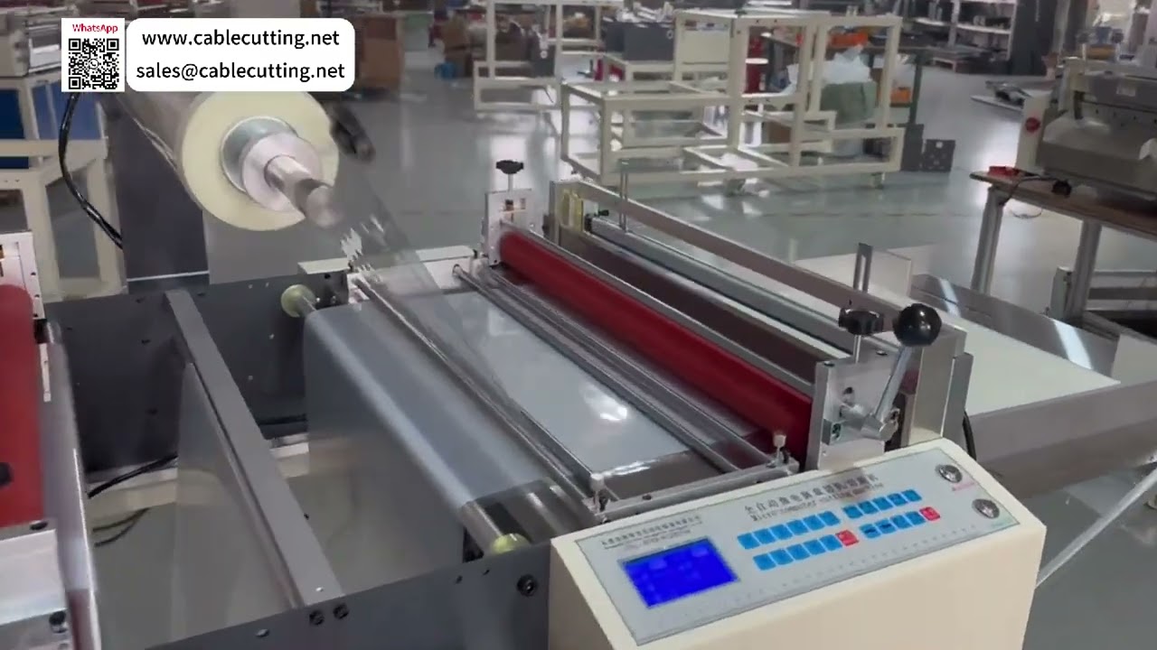 Set van bewerkingen en gereedschappen voor het volledig automatisch snijden van PET-folievellen met voorafgaand filmscheuren